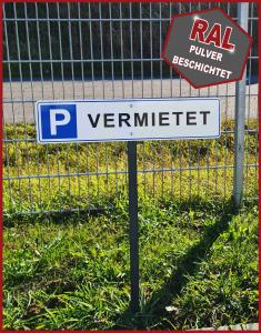 Preview: Schilderpfosten RAL pulverlackiert zum Einschlagen mit Parkplatzschild im Kennzeichenformat